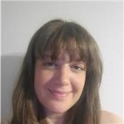 Imparto clases de inglés para alumnos de primaria. También puedo dar apoyo escolar y cuidar de niños más pequeños.